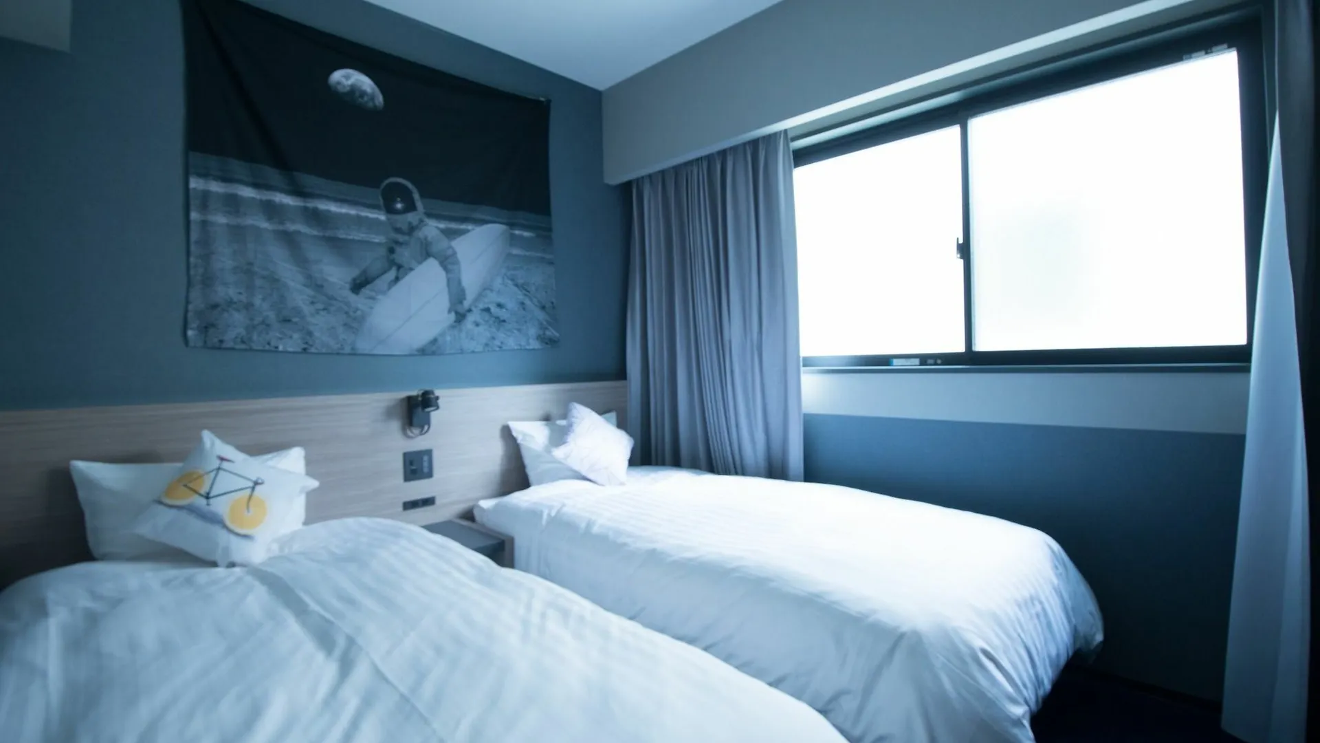 Hotel She, Osaka