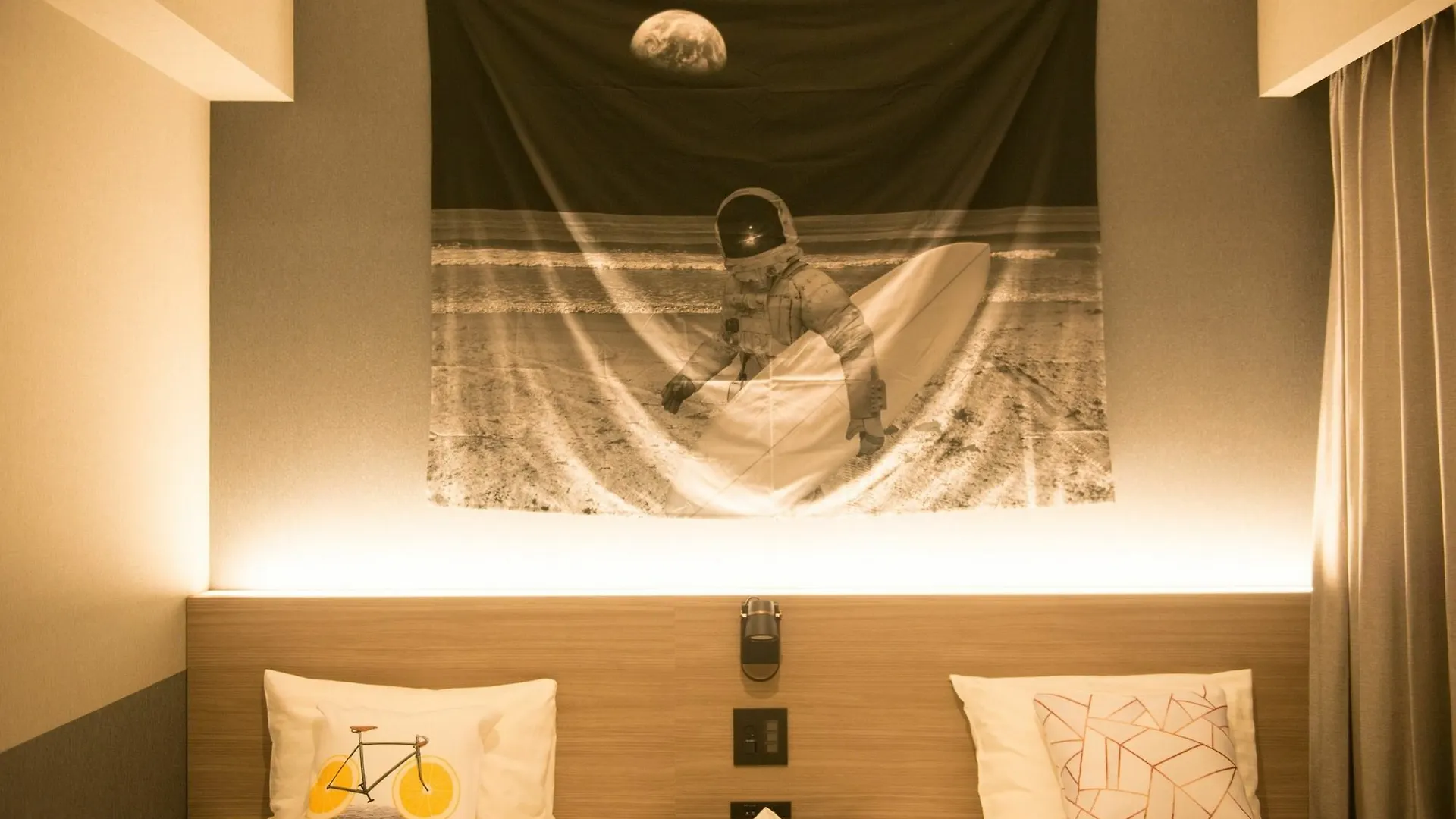 Hotel She, Osaka