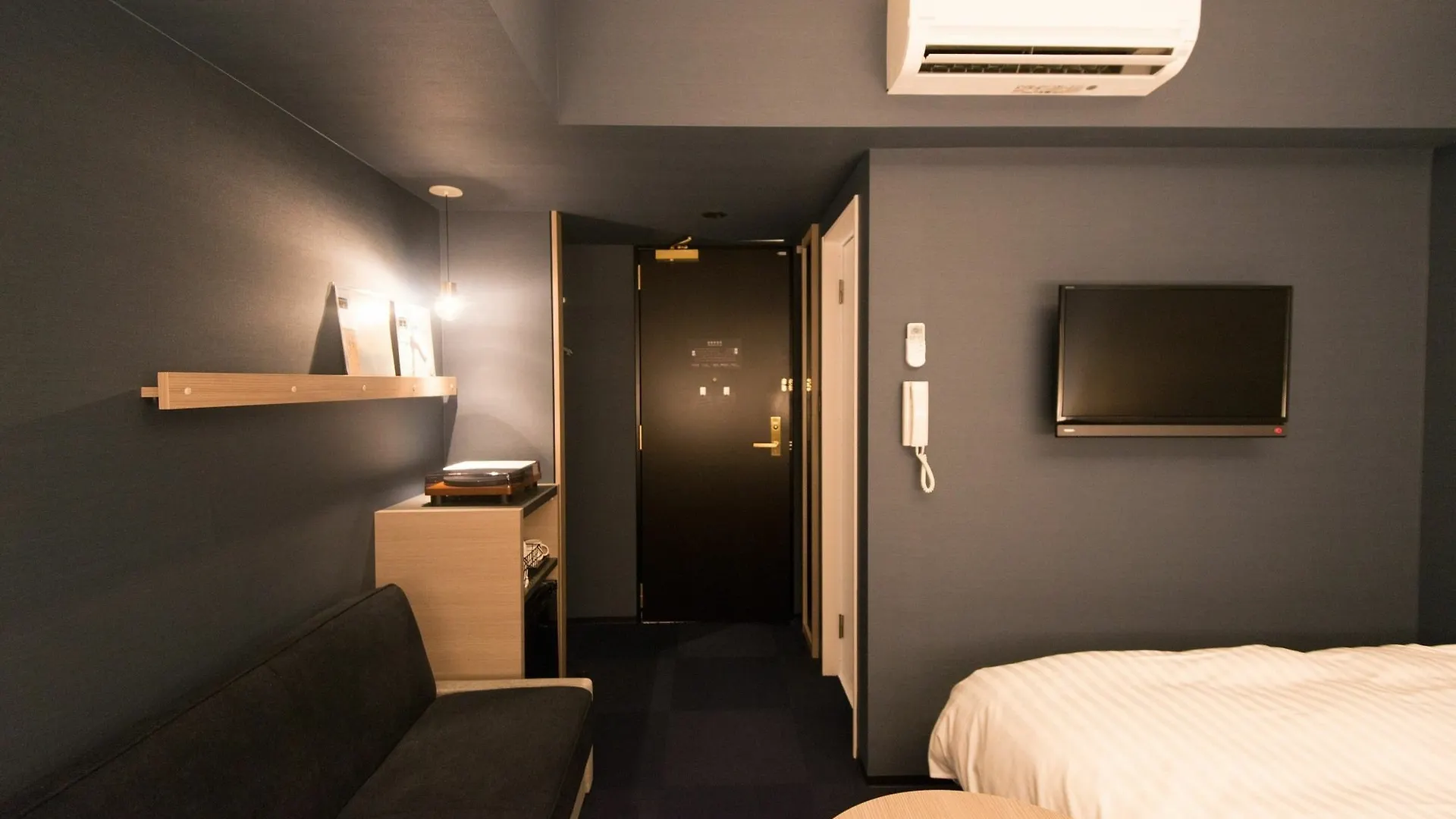 Hotel She, Osaka